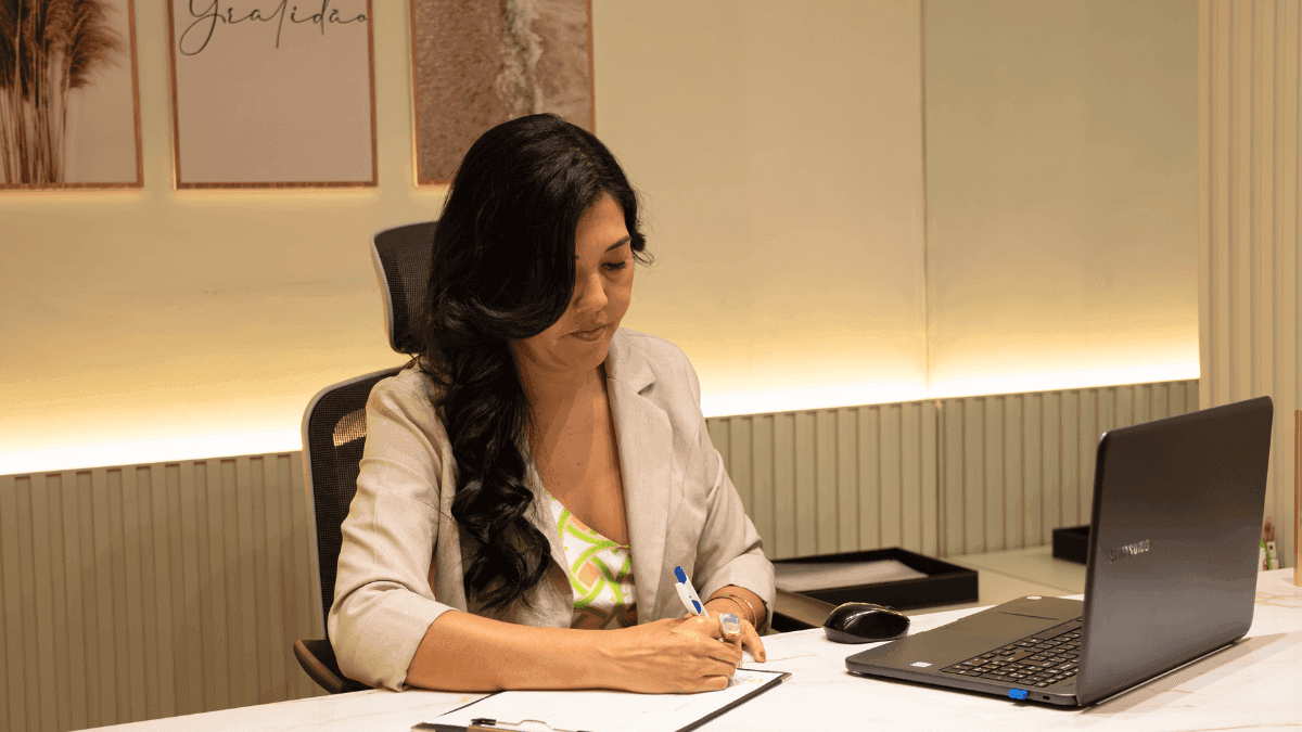 Dayane pesquisando estudos sobre metabolismo